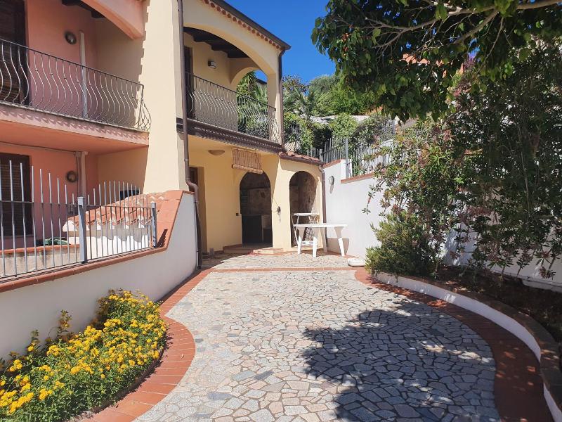Casa Birba ad Àrbatax - Incantevole Casa con Giardino