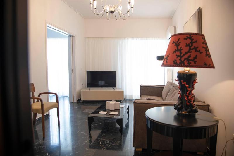 Marianna's Stylish Brand New Apt in the heart of Athens — комфортный отель в Афины