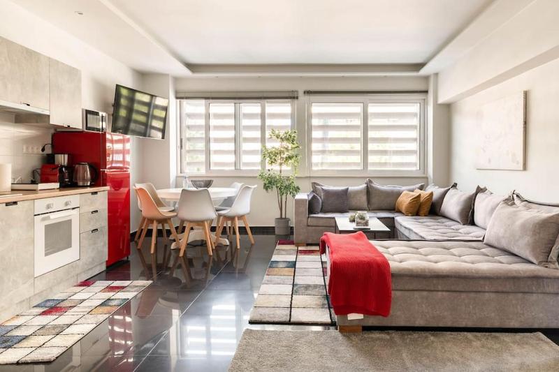 NEW AmazingLarge Luxury 4BR Suite/1min toAcropolis — отель в Афины, Греция