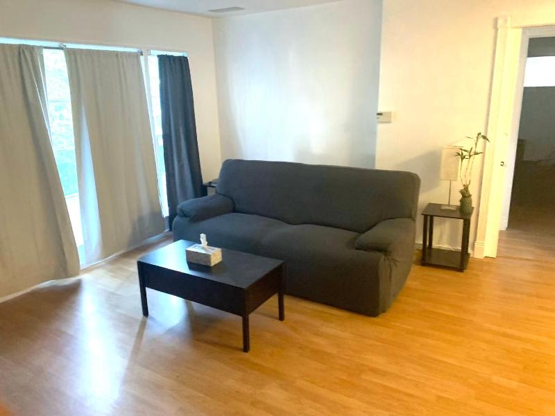 Charm West Valley Perfect Location by Westfield Topanga — забронировать отель в Лос-Анджелесе