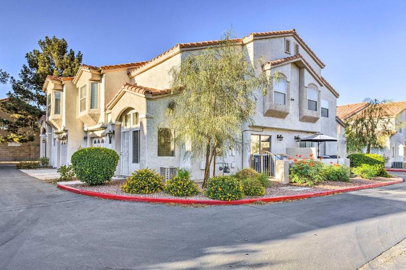 Цены на Contemporary Vegas Townhome with Community Pool в Лас Вегасе