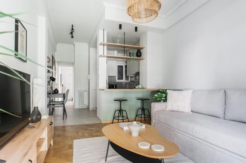 Dazzling 1BR Apartment in Koukaki by UPSTREET — забронировать отель в Афины