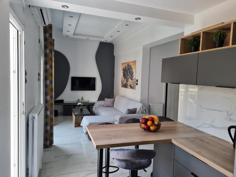 Jenny's Dream Home -Acropolis Lux 2 Bedroom Apt, with Hot Tub, free Netflix, fast Wifi — отель с удобным расположением в Афины