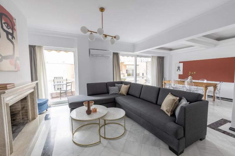 Deco Marble Apt with Acropolis view — комфортный отель в Афины