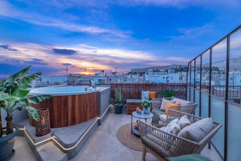 TopFloor Getaway Balcony&Hot tub+Acropolis view — отель в Афины, Греция
