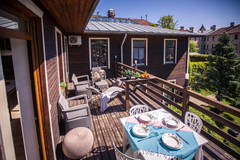 Apartment with a terrace and a hot tub — отель в риге, Латвия