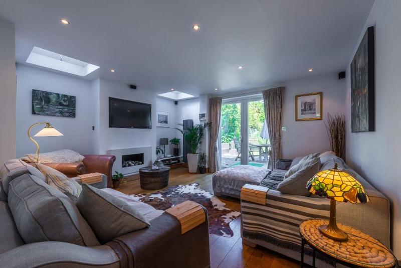 Pass the Keys Beautiful 3 Bedroom family home — забронировать отель в Лондоне