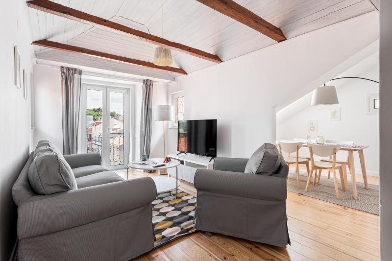 ALTIDO Stylish 2-bed Apt with balcony in Lapa, 5mins to National Museum of Ancient Art — отзывы гостей и цены