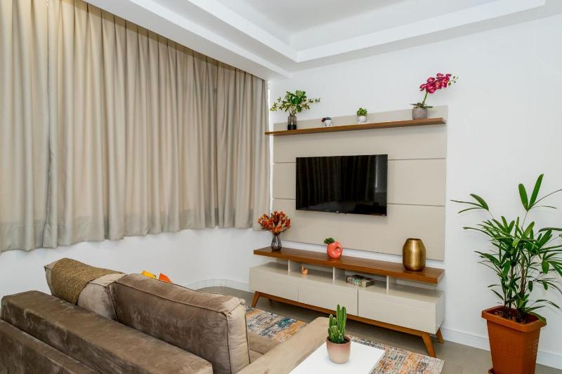 Relax em Copacabana, quarto e sala, 150 mt da Praia, cozinha, maq de lavar roupa e ar — забронировать отель в Рио