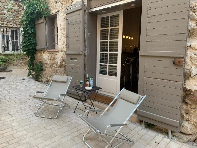 LA TREILLE AU COEUR DU VILLAGE — комфортный отель в Сент-Тропезе
