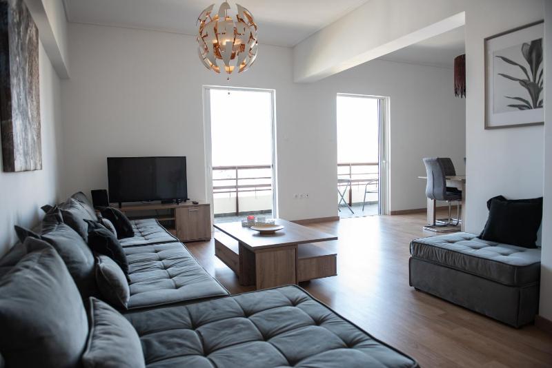 Renovated apartment 5min from subway station 'Attiki' — отель с удобствами в Афины