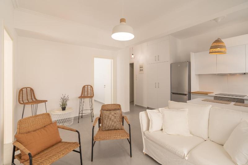Sunny And Cozy 2bd Apt 1 min from Marina Floisvos — отель в Афины, Греция
