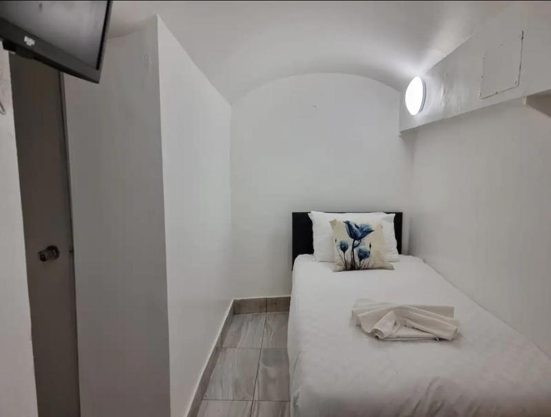 F24- Basement Single Studio Near Paddington — комфортный отель в Лондоне