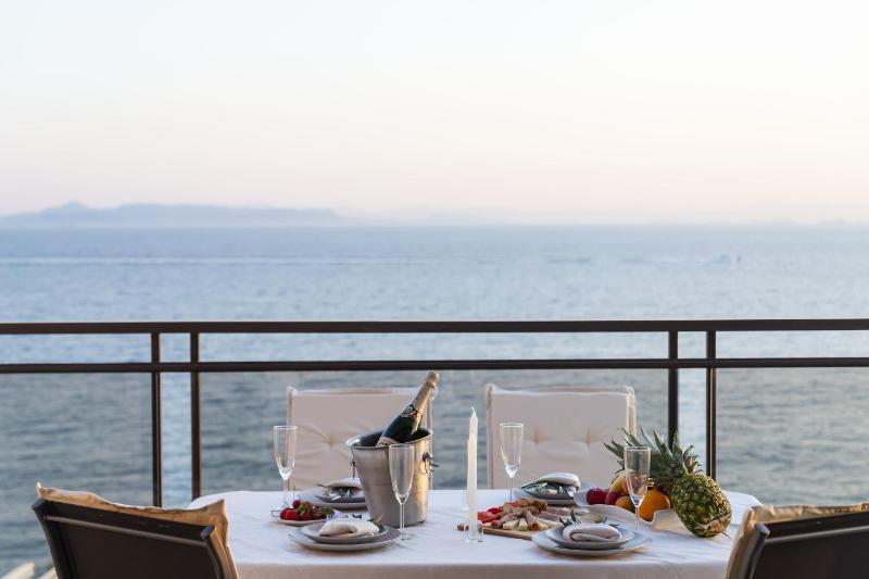Blue Dreams - Spectacular Sea View Apartment in Athens — комфортный отель в Афины