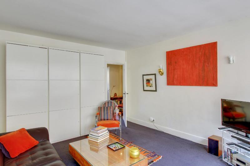 Elegant appartement pres de la Tour Eiffel by Weekome — отель с удобствами в Париже