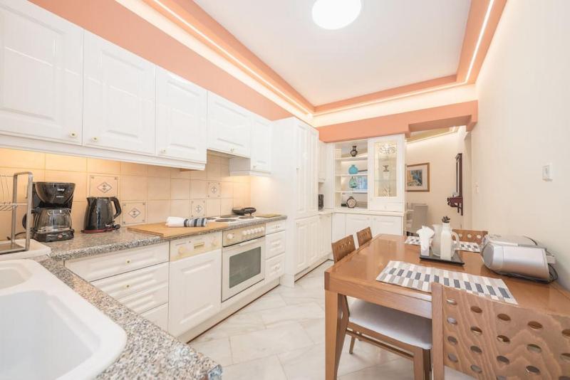 Central 3BR Apartment Next to Panormou Metro! — забронировать отель в Афины