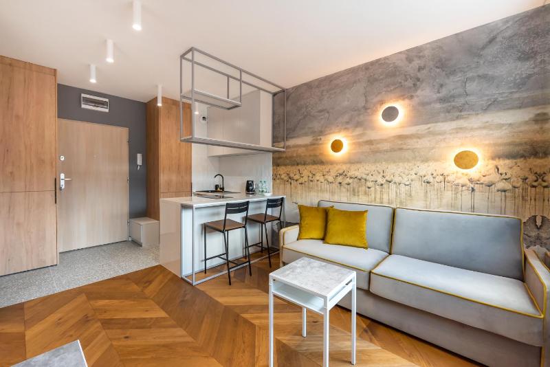 Nowa Praga Geometric Yellow Apartment — отель с удобным расположением в Варшаве