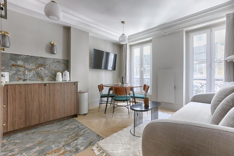 Цены на Unique Luxury Parisian flat 2BR/6P -Champs Elysees в Париже
