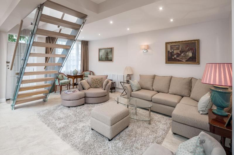 JOIVY Fabulous 4BR house with terrace at the heart of Notting Hill — отель с удобствами в Лондоне