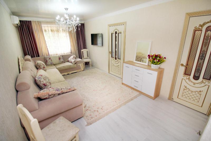 Svetlye dvuhkomnatnye apartamenty v centre, Sevcenko 72 — отель с удобствами в Алматы