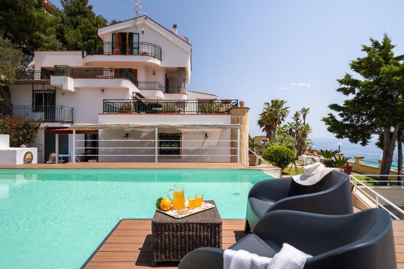 Цены на Villa vista mare con piscina privata a Mondello в Палермо