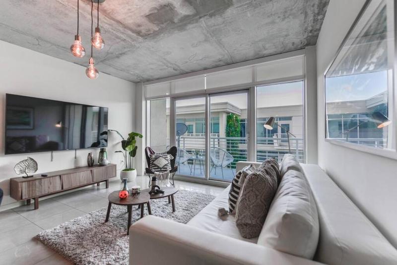 Lovely Condo At Midtown Miami with pool — отель с удобным расположением в Майами