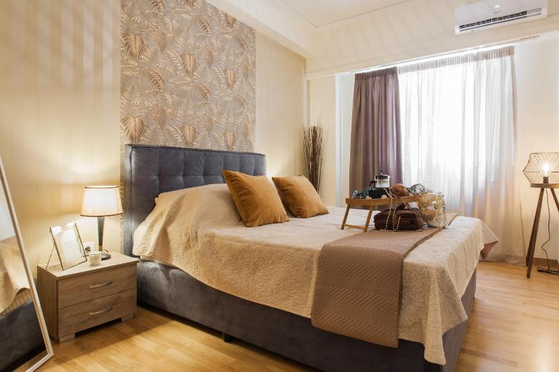 Lovely renovated apartment walk to Acropolis — забронировать отель в Афины