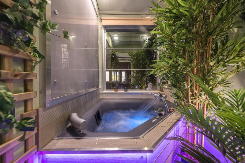 Evangelismos Residence with Jacuzzi- King Size Bed — отель в Афины, Греция