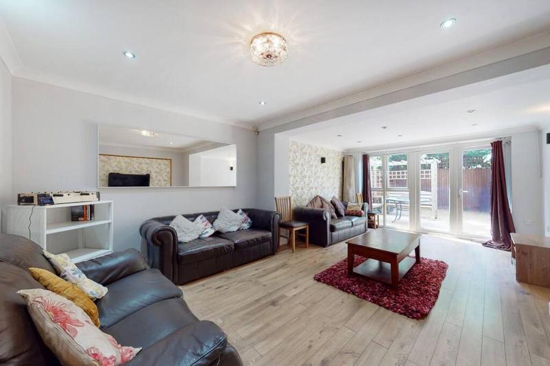 Spacious 4 bedroom home with garden in London — отель с удобствами в Лондоне