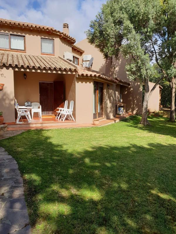 Alice e Silvia House a Chia - Elegante appartamento con giardino