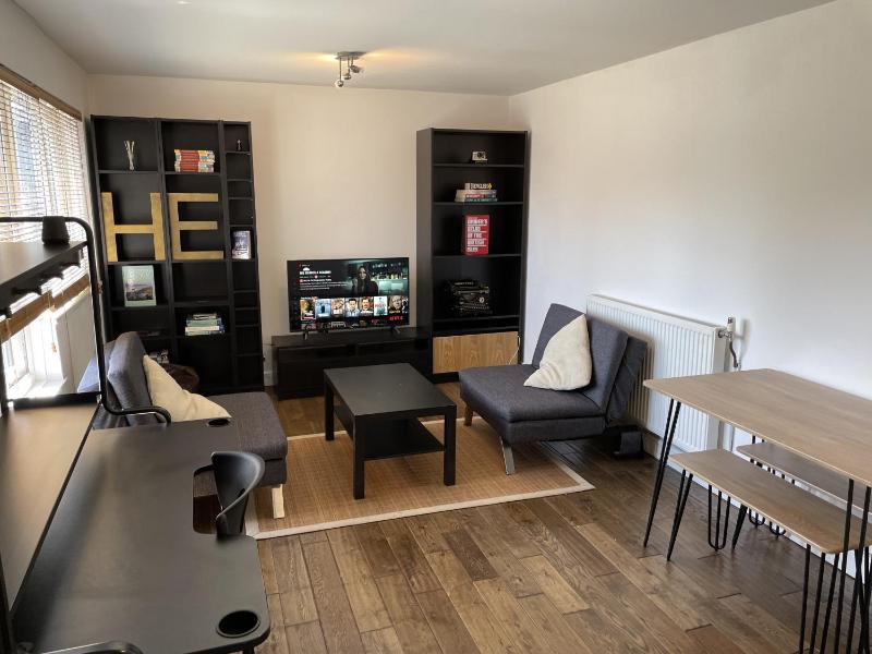 Beautiful apartment right off of Broadway Market — забронировать отель в Лондоне