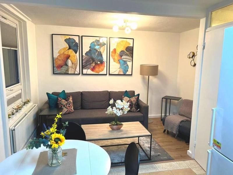FW Haute Apartments at Tottenham Hale, 4 Bedroom and 2 Bathroom Pet Friendly Duplex Flat, King or Twin beds with FREE WIFI and PARKING — отзывы гостей и цены