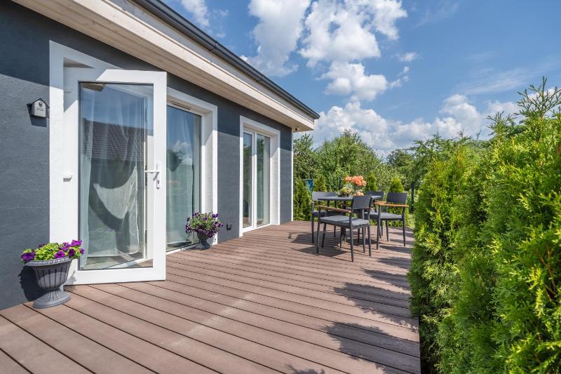 Family Garden House with Free Private Parking & Playground — забронировать отель в риге