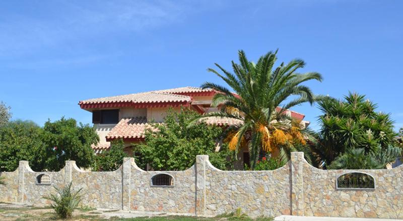 Villa Gioiosa a Cabras - Lussuosi Appartamenti con Giardino