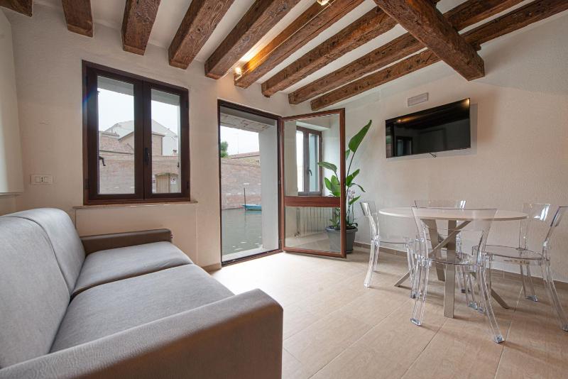 Ca' Leoncino - Venice canal front apartment — забронировать отель в Венеции