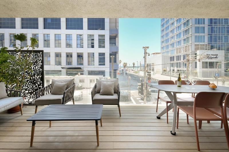 Luxury 3BR Apt w Sea View 5-min From the Beach by Sea N' Rent — отель с удобным расположением в Тель-Авиве
