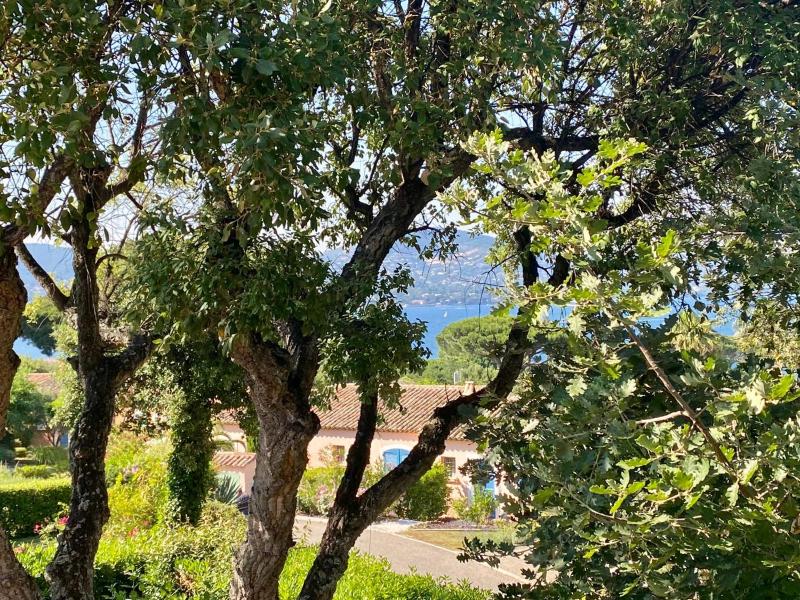 Villa vue mer donnant sur le Golfe de St Tropez, 2 chambres, 6 pers, piscine commune — отель с удобным расположением в Сент-Тропезе