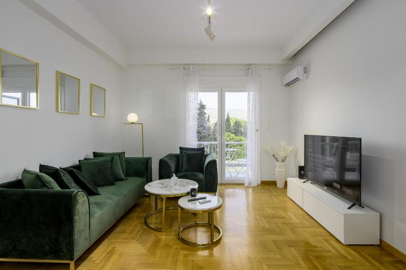 Цены на Lush Emerald apt steps from Acropolis & Plaka! в Афины