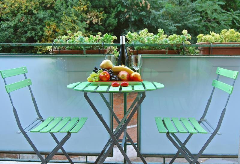 Apartment at Colosseo with terrace overlooking the garden by LYON — комфортный отель в Риме