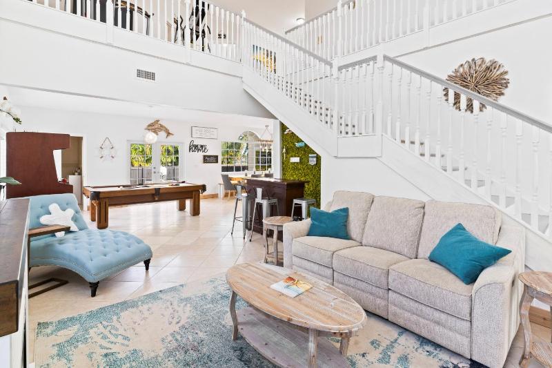 UPSCALE MANSION IN THE HEART OF MIAMI WITH POOL — отель с удобным расположением в Майами