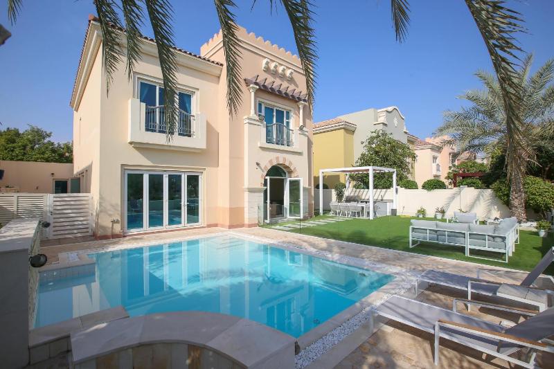 Victory Heights - 4BR Villa with Private Pool - Allsopp&Allsopp — отель в Дубае, Объединенные Арабские Эмираты