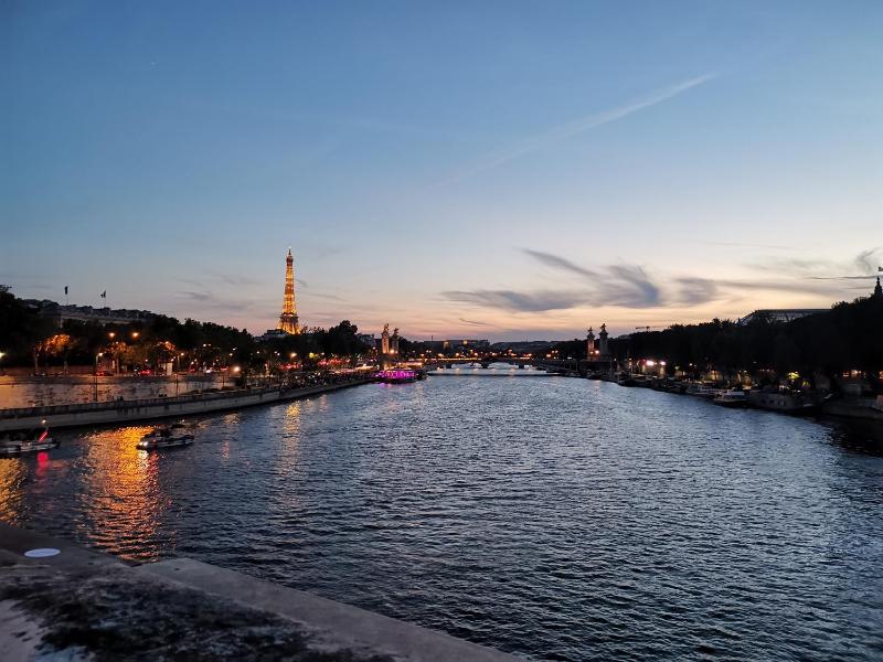Appartement Cosy entre Tour-Eiffel et Champs Elysee — комфортный отель в Париже
