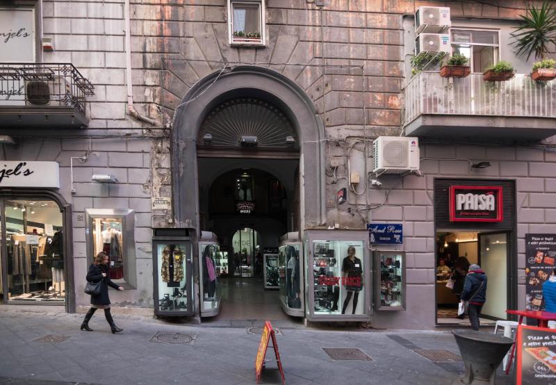 La residenza Napoli Chiaia short let Monolocale Standard Via Chiaia 82 — отель с удобствами в Неаполе