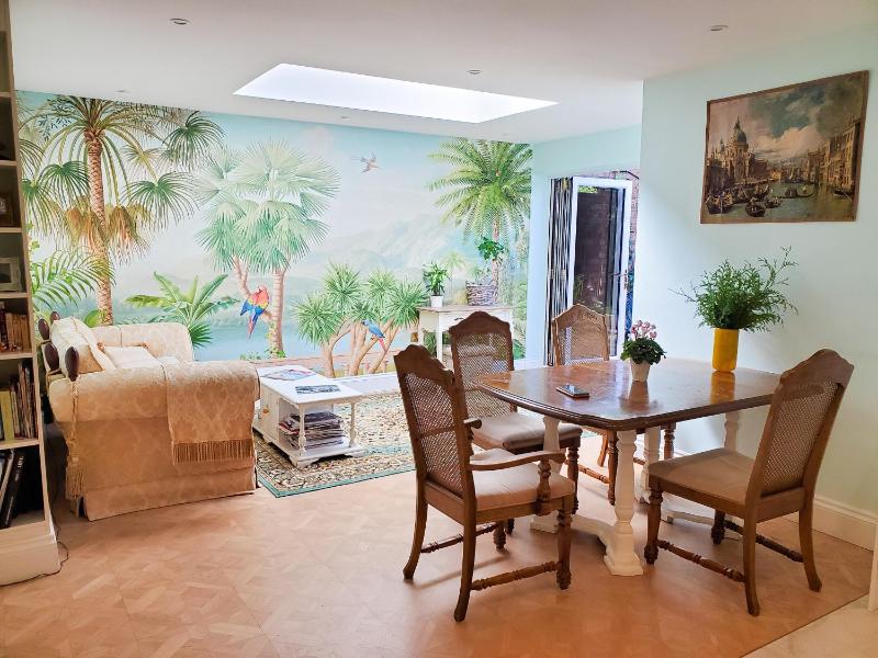 Spacious refurbished flat with a garden near tube, train, Thames and the city center — забронировать отель в Лондоне