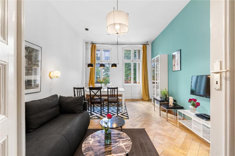 Holiday 33 Apartments EFG Schonhauser Allee mit Balkon — забронировать отель в Берлине