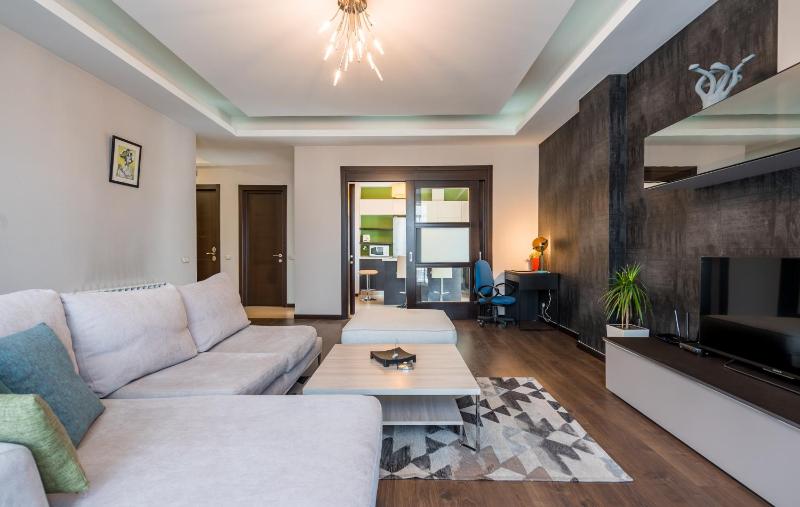 Lovely space in vake with balcony,2 bedroom apt. — отель с удобствами в Тбилиси