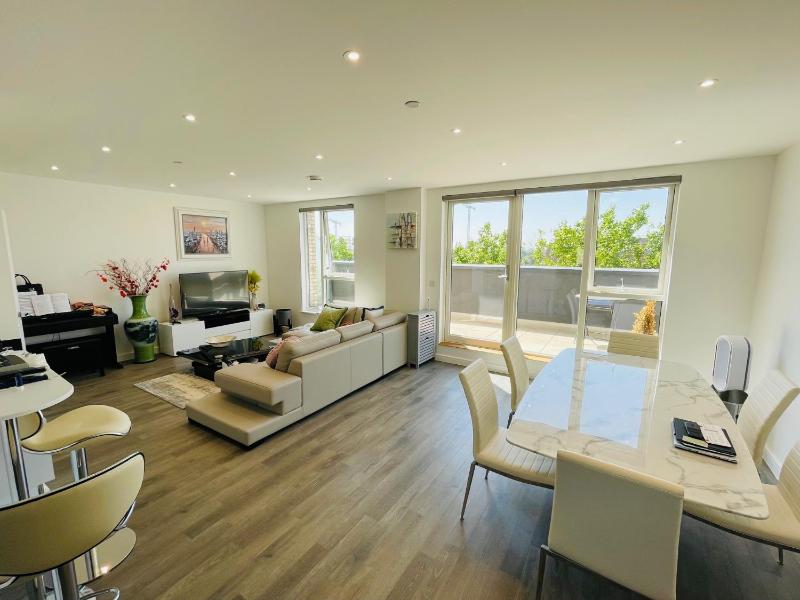 Modern Penthouse flat with Free Indoor Parking — комфортный отель в Лондоне