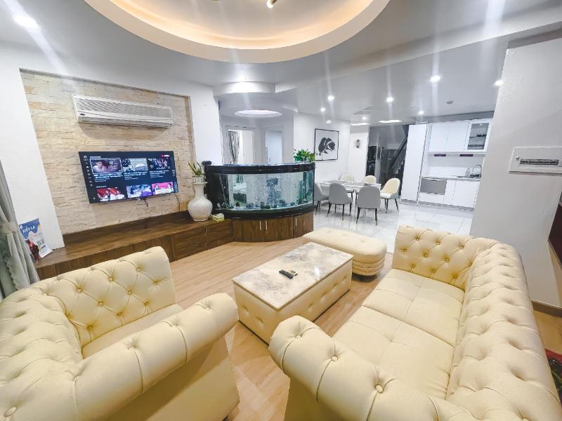 White Penthouse-Rooftop Pool Private -Central City — комфортный отель в Хошимине