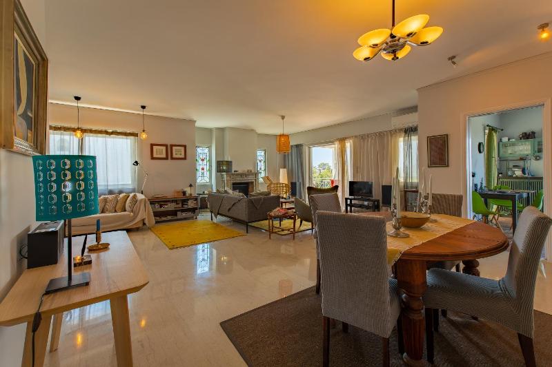 Spacious apartment in Kavouri — забронировать отель в Афины