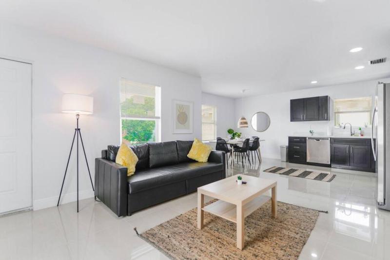 Amazing Duplex 3 BR/2 Bathrooms close to Wynwood — отзывы гостей и цены